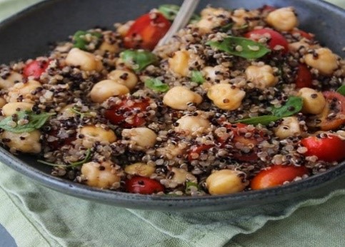 Leia mais sobre o artigo Salada de Quinoa, Grão de Bico, Tomate e Manjericão